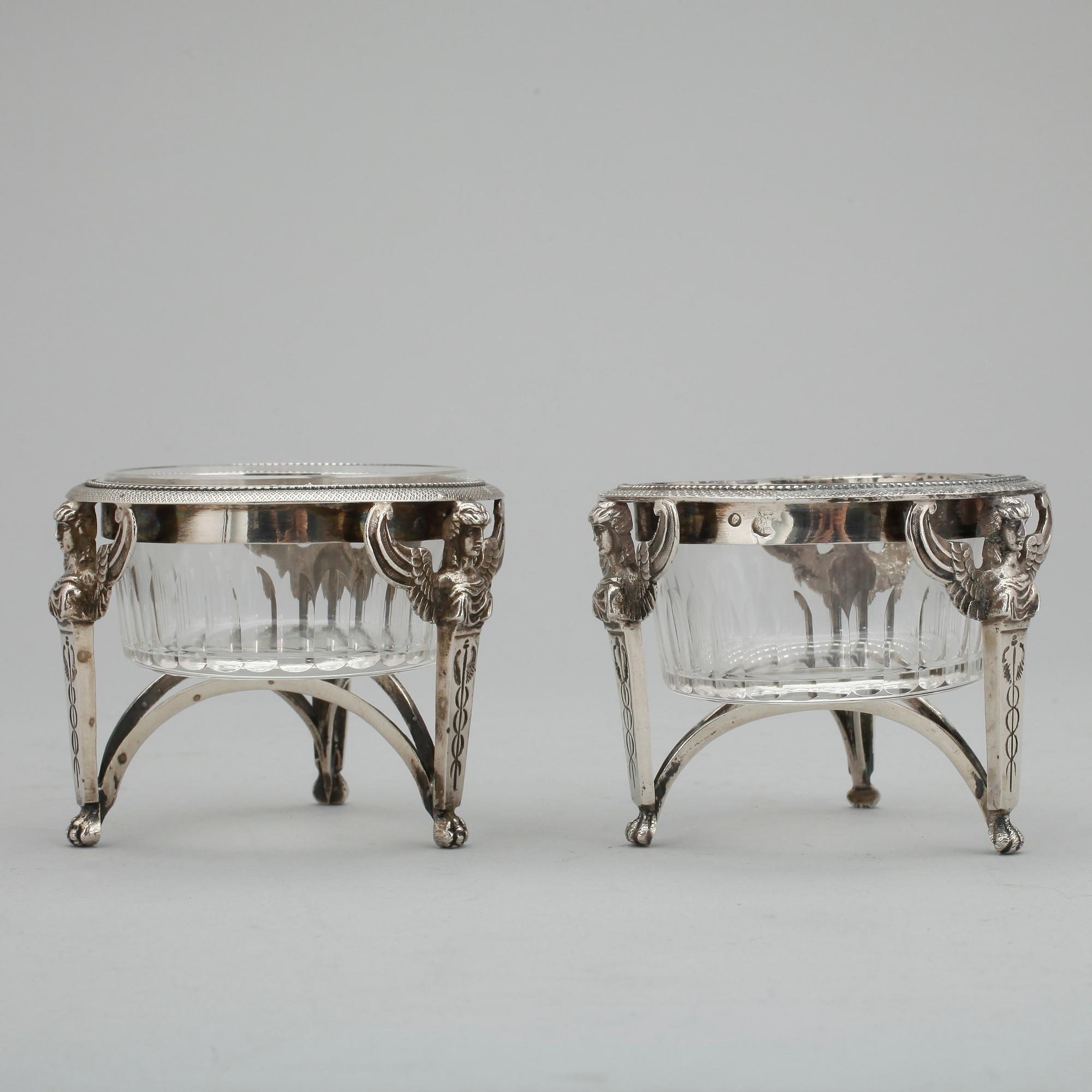 SALTKAR, ett par mycket snarlika, silver, empire, Paris 1800-talets första hälft. Silvervikt tot ca 177 gram.