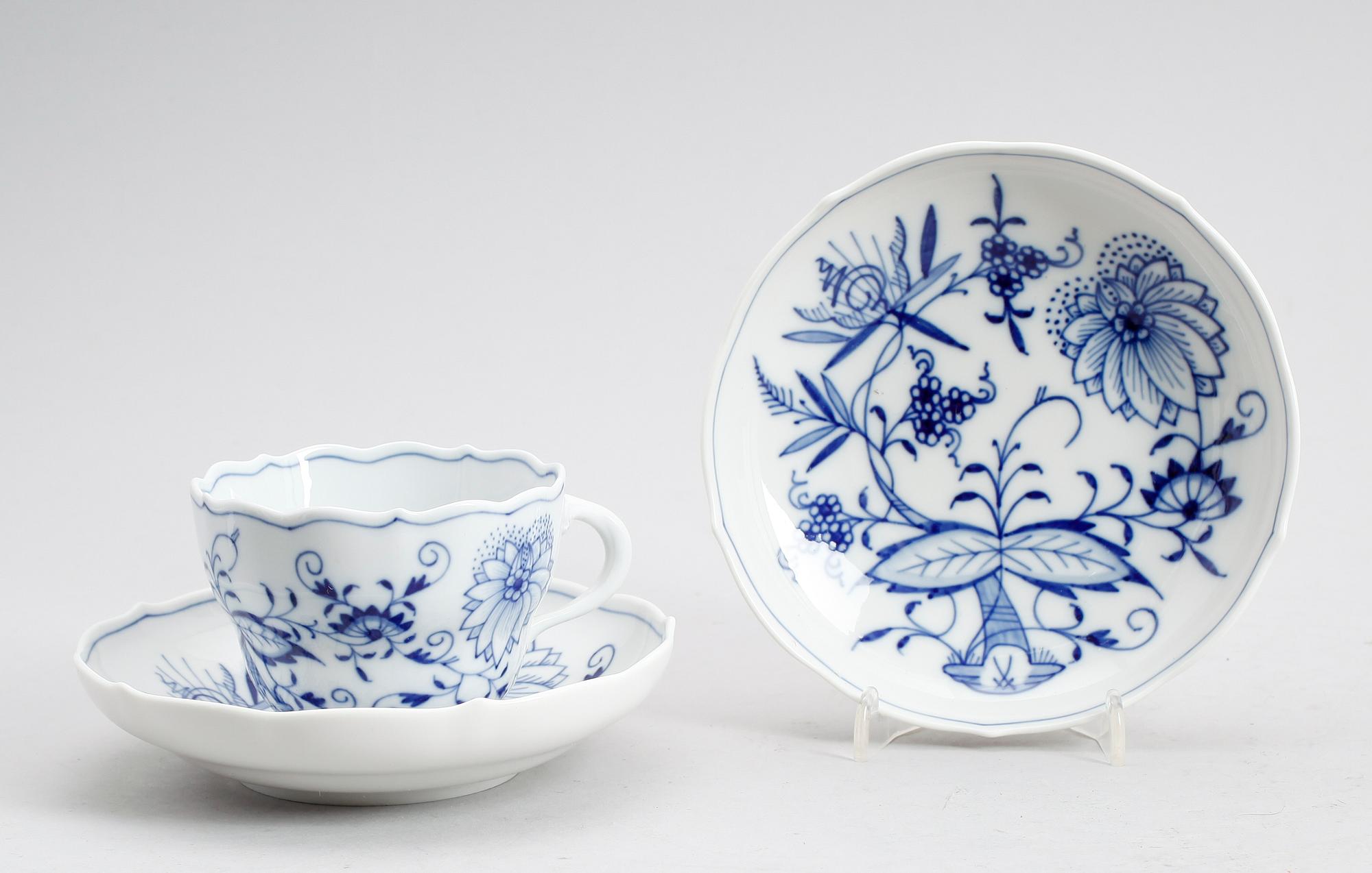 KAFFEKOPPAR MED FAT, 12 st, porslin, Meissen, 1900-talets mitt.