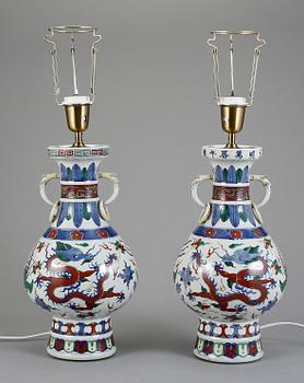 BORDSLAMPOR, ett par, porslin, Kina, 1900-tal.