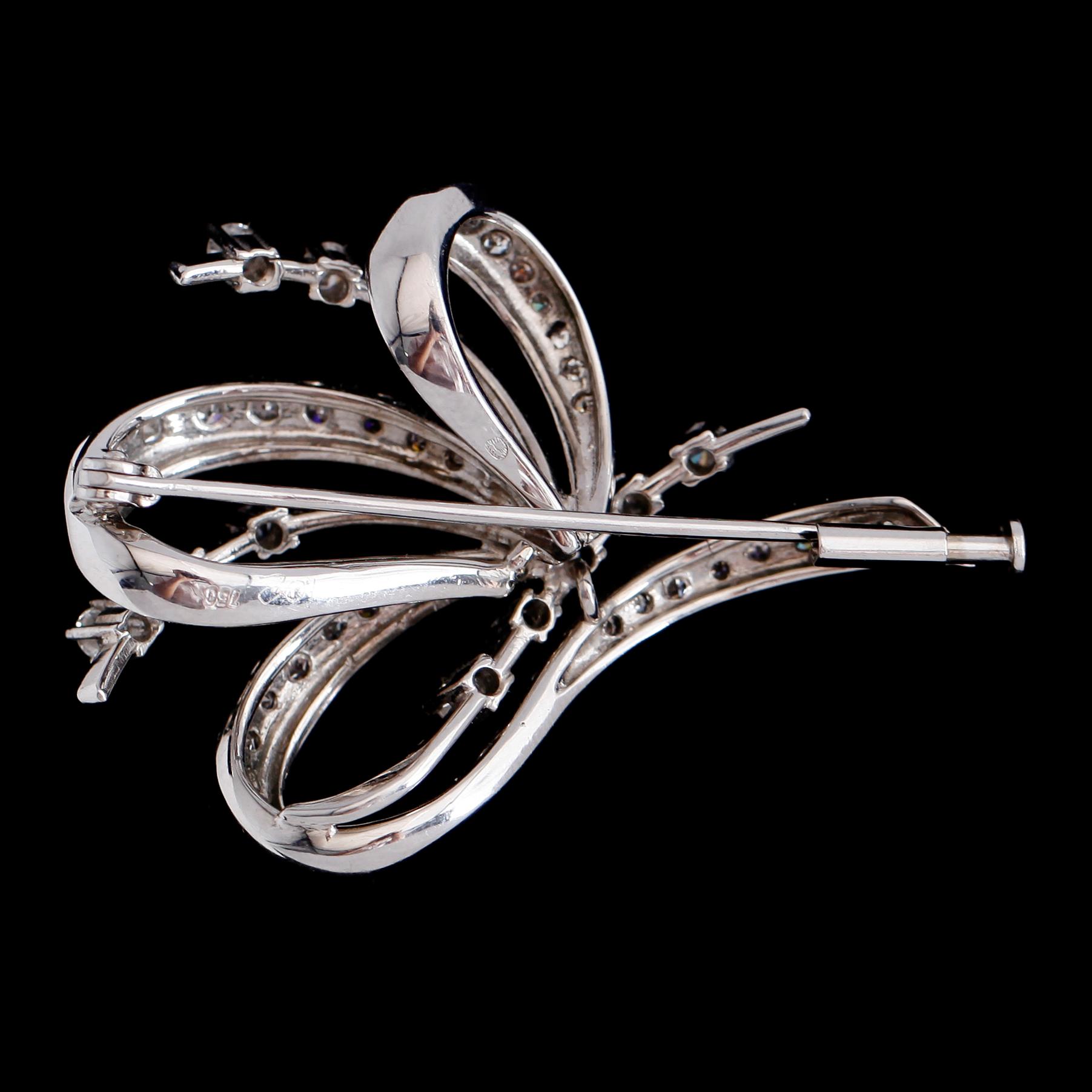 BROSCH, 18 k vitguld, briljantslipade diamanter tot 1.02 ct.