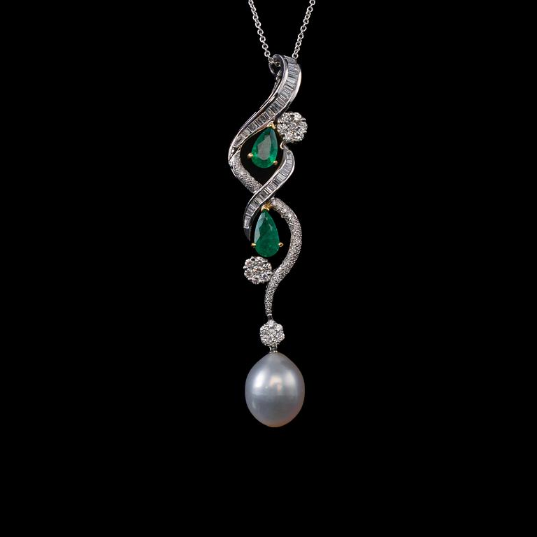 A PENDANT, Brilliant- and baguette cut diamonds c. 2.98 ct. Columbian emeralds c. 1.72 ct. South sea pearl 13 mm.