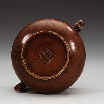 RÖKELSEKAR, brons. Qing dynastin, med Xuandes märke, 1700/1800-tal.