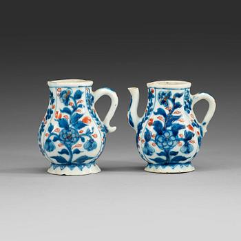 KANNOR, två stycken, porslin. Qing dynastin, Kangxi (1662-1722).