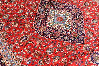 A carpet, Kashan, ca 401 x 302 cm.