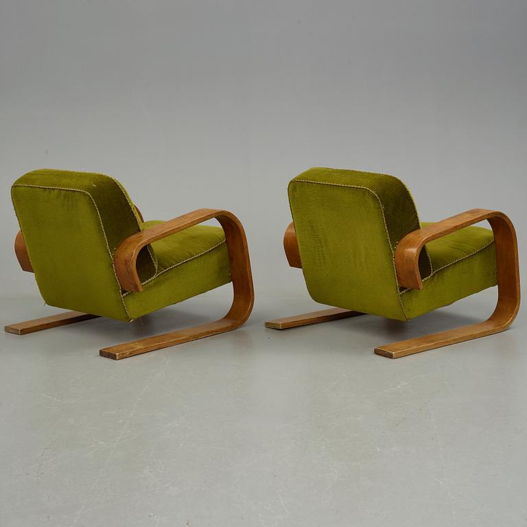 Alvar Aalto, a pair of  "Tank" easy chairs, "model 400", probably manaufactured by Aalto Design in Hedemora Sweden 1946-56.