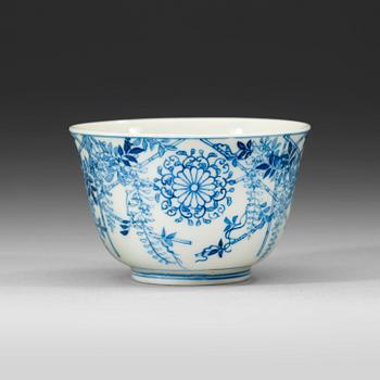 19. A blue and white cup, Qing dynasty Kangxi (1662-1722).