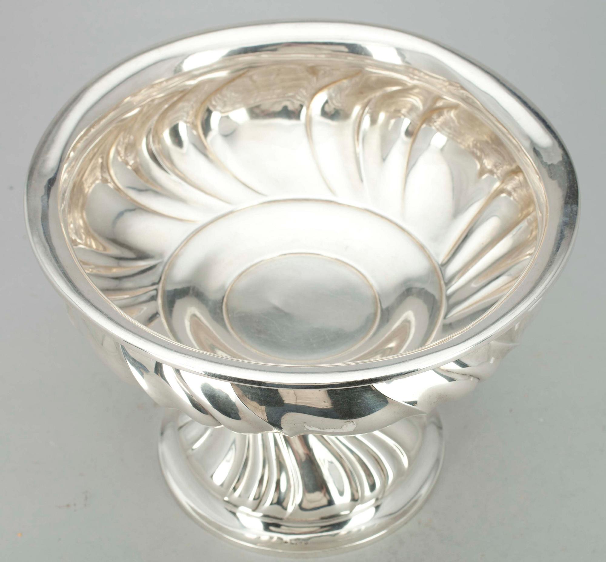 SKÅL PÅ FOT, silver, Stockholm, 1917. Tot vikt 675 g.