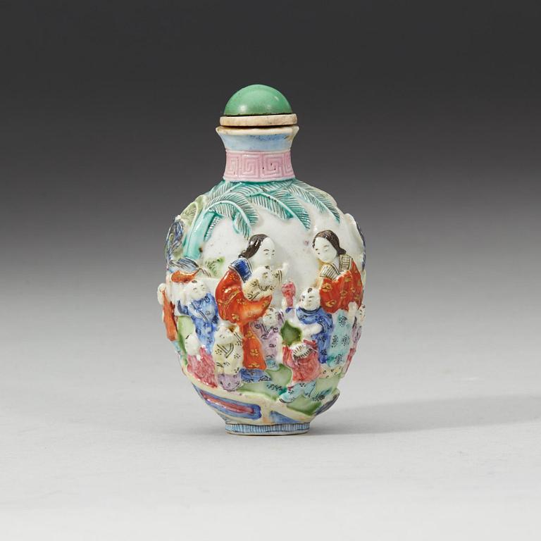 A famille rose snuff bottle, late Qing dynasty, 19th Century.