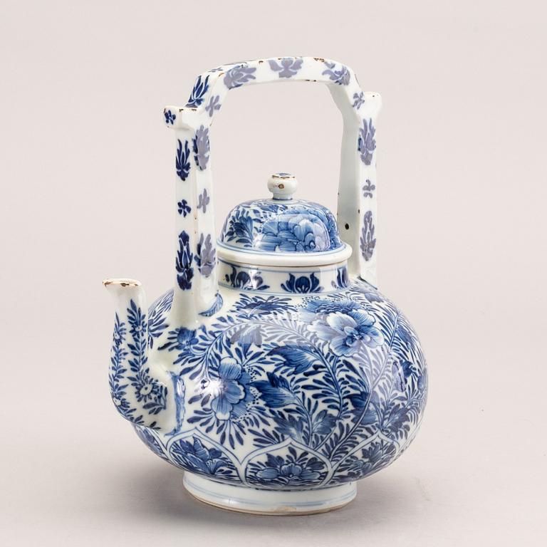 A large blue and white tea pot with cover, Qing dynasty, Kangxi (1662-1722).