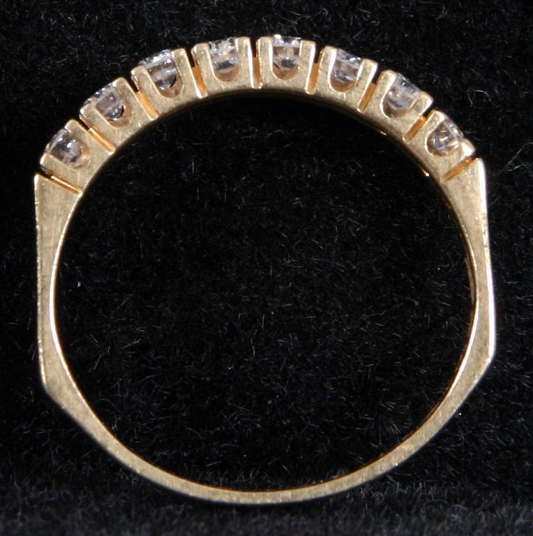 RING, 18K guld samt 8 briljanter. Enl inskription 0.43 ct.