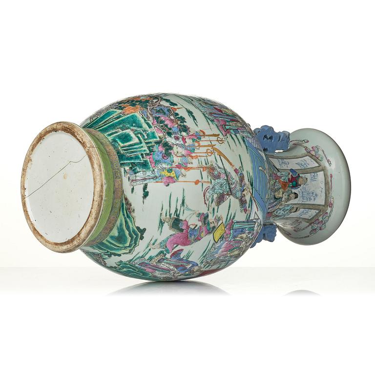 Praktvaser, ett par, porslin. Qingdynastin, 1800-tal.