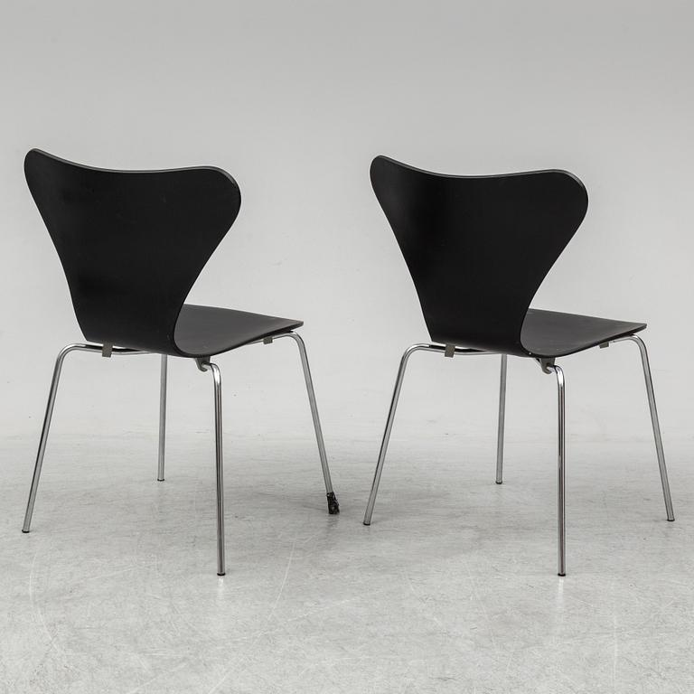 ARNE JACOBSEN, six 'Series 7' chairs from Fritz Hansen, Denmark.
