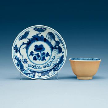 1705. A blue and white/cafe au lait cup and saucer, Qing dynasty, Kangxi (1662-1722).