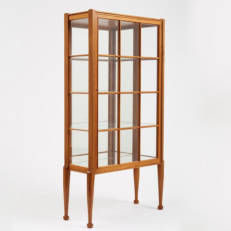 Josef Frank, a walnut display cabinet model "B 2217", Firma Svenskt Tenn, Sweden, 1950s-60s.