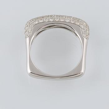 RING, 18K vitguld med 85 briljantslipade diamanter, 1.23 ct. Vikt 5,4 gram.