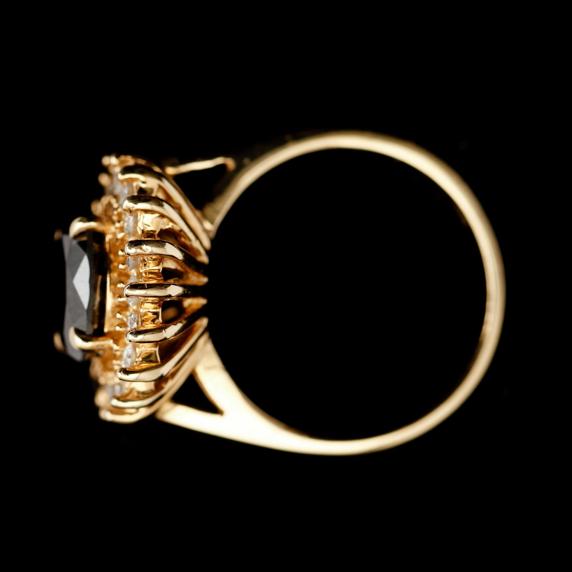 RING, 14 k guld, svart diamant ca 2.30 ct , briljantslipade diamanter tot ca 0.36 ct.