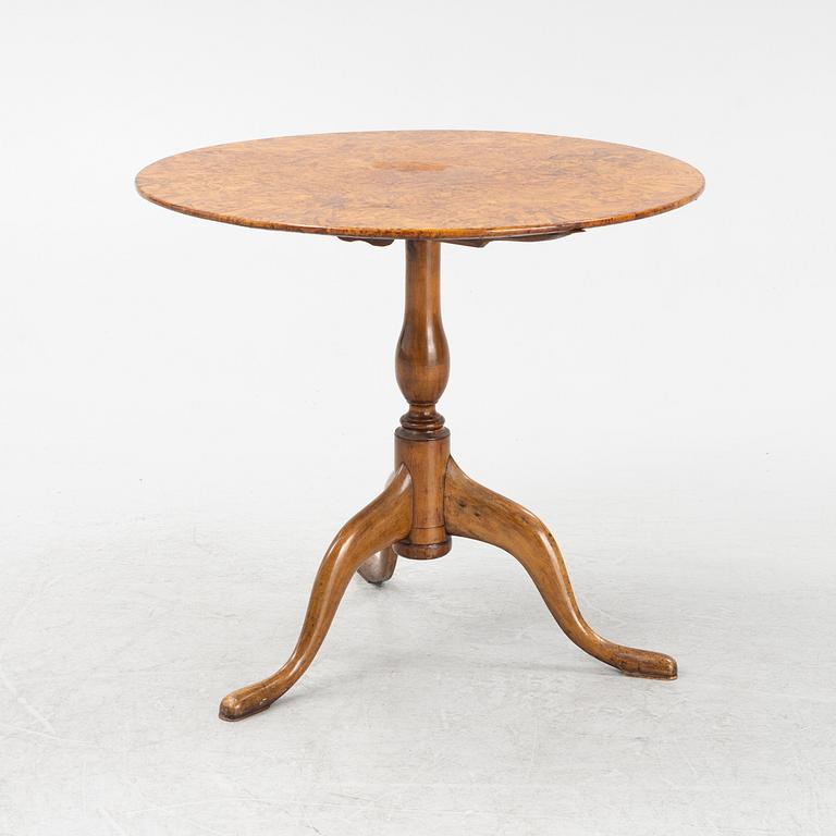 A tilt top table by Jacob Sjölin (1767-1785).