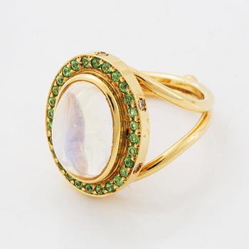 Temple St. Clair, ring, 18K gold with cabochon-cut moonstone, peridot and brilliant-cut diamond ring.