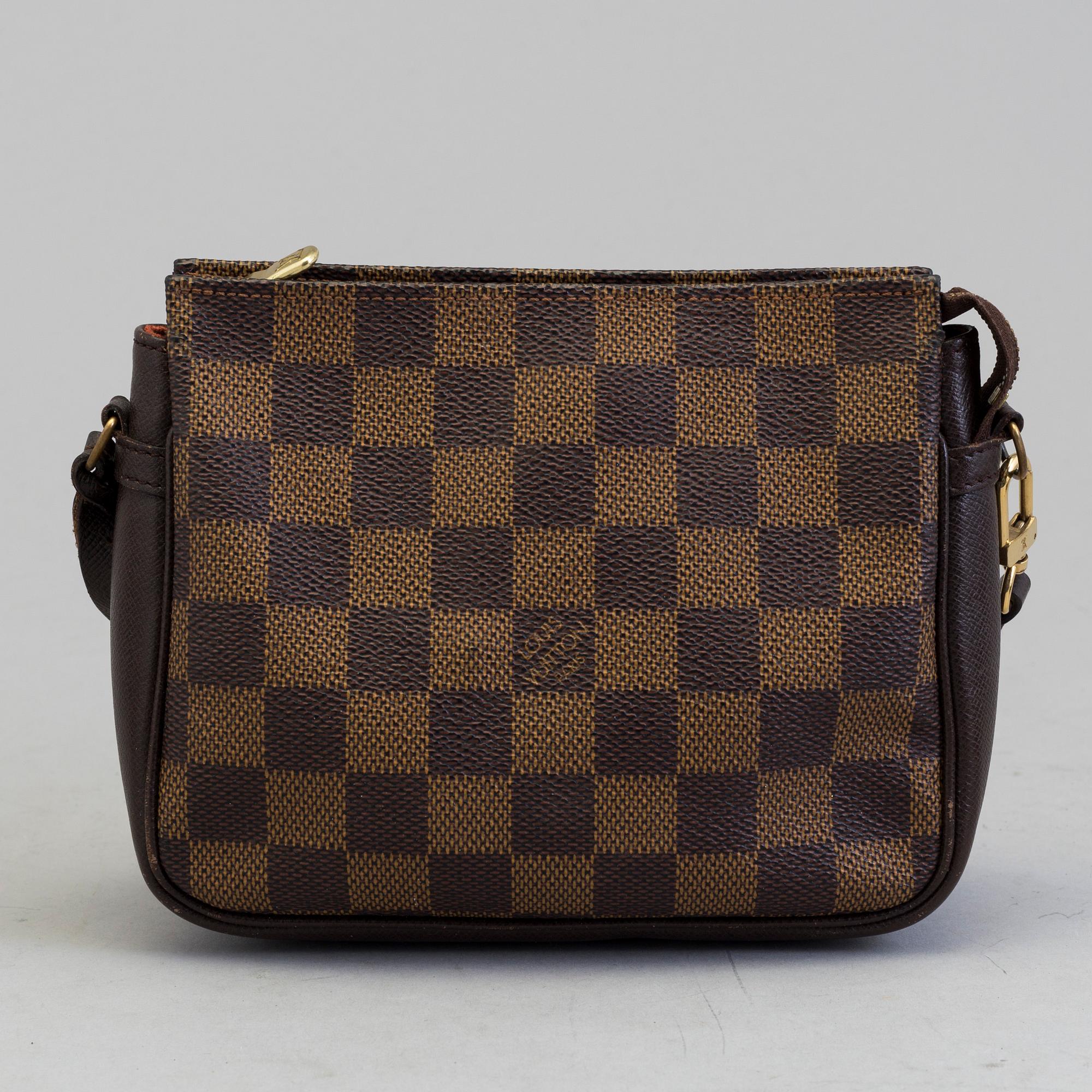 LOUIS VUITTON, a Damier Ebène hand bag.