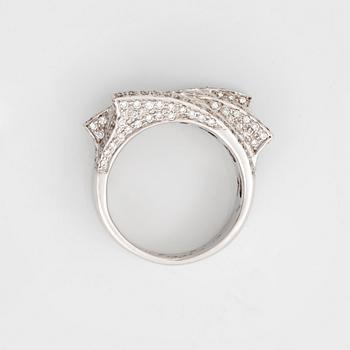 Ring, med briljantslipade diamanter.