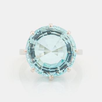 427. A 14K white gold ring set with a faceted aqumarine.