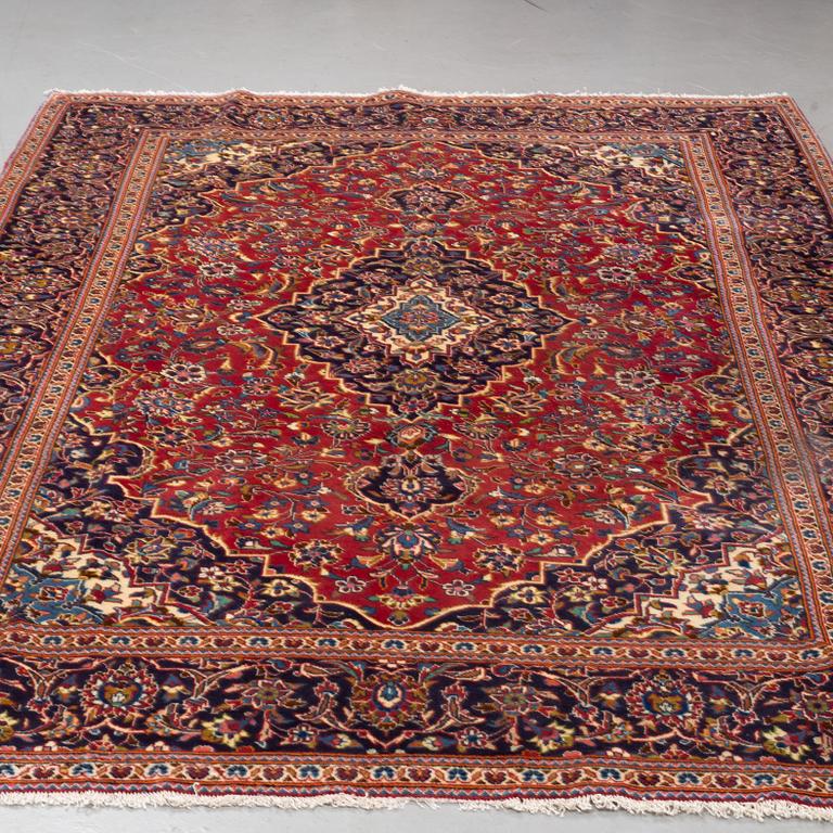 A carpet, Kashan, ca 306 x 198 cm.