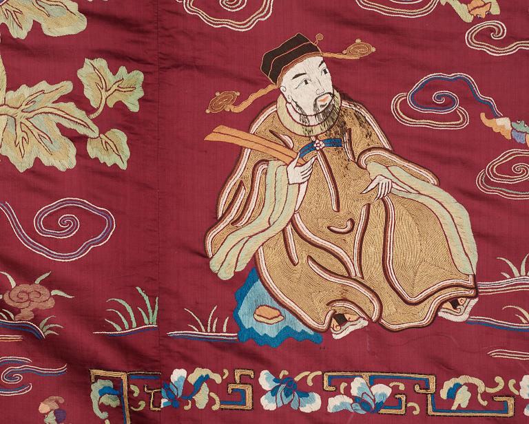 BRODERI på siden. 327,5 x 186 cm. Kina 1900-talets början.