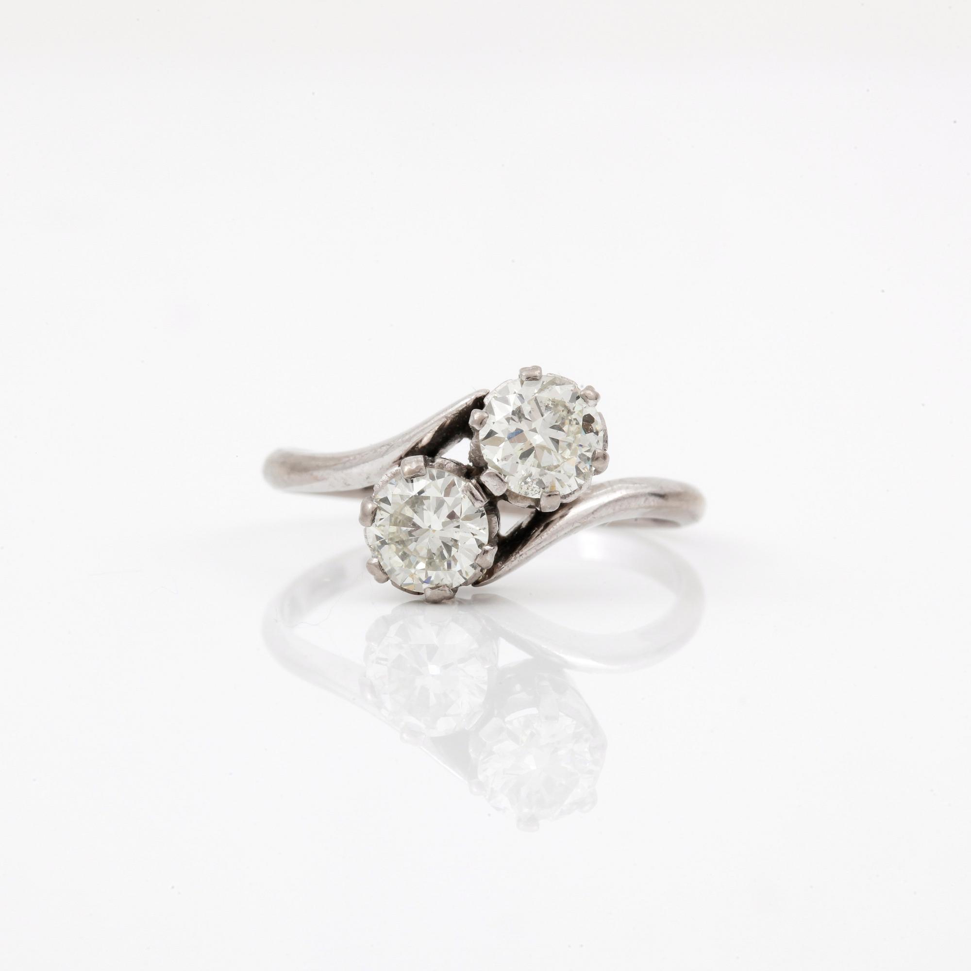 RING, vitguld 18K, två diamanter, tot ca 1 ct, kvalitet ca I-J/SI2-I1, Ekström & Blom, Falköping 1948. Vikt ca 2,5 gram.