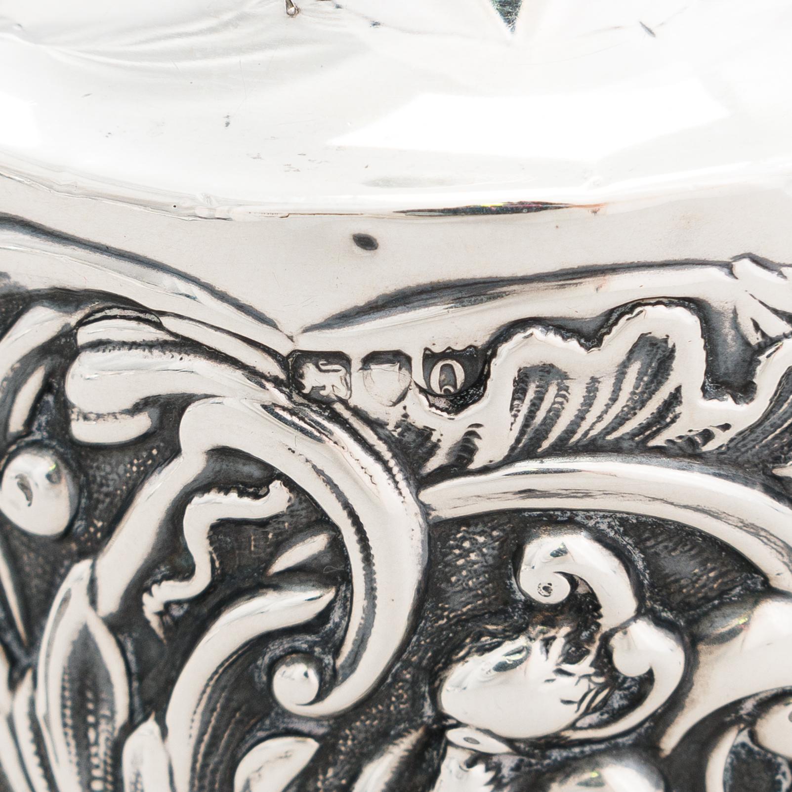 Lusikkapari, Lontoo 1787-91, purkki, Lontoo 1891 ja vati, Chester 1906, sterlinghopeaa, Englanti.