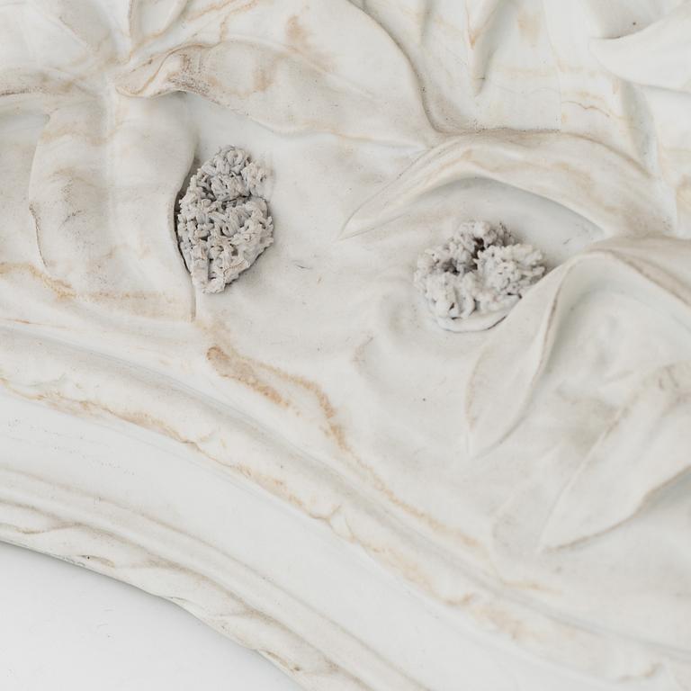 Urnor, ett par, parian, Oscar II:s ägarmärkning, 1800-talets mitt.