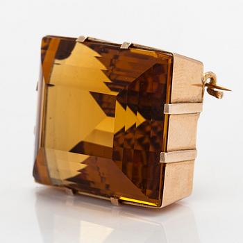 A ca 13K gold brooch, set with a step-cut Madeira citrine approximately 119.0 ct.
