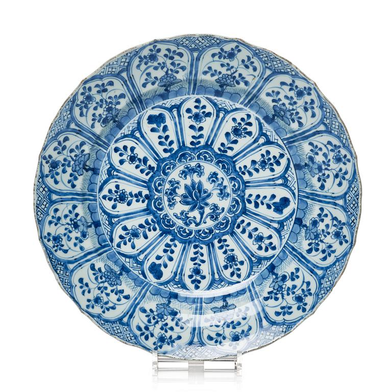 A large blue and white dish, Qing dynasty, Kangxi (1662-1722).
