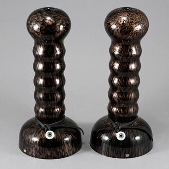 LJUSSTAKAR, ett par, glas, "Nepal", Åsa Jungnelius, Kosta Boda, 2000-tal.