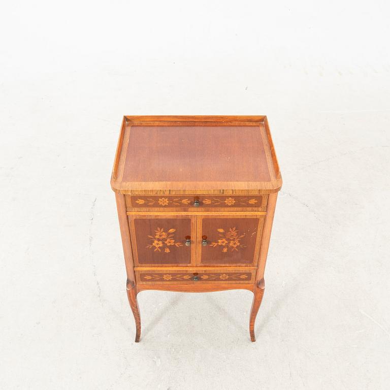 Pottskåp/sängbord rokokostil 1930/40-tal.