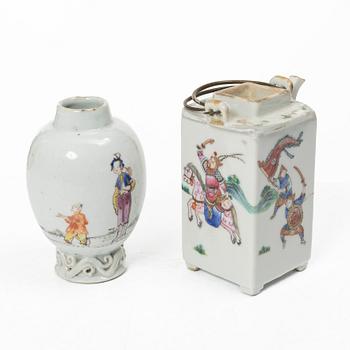 Tesdosa, porslin, Kina, 1700-tal samt tekanna, porslin, Kina, 1800-tal.