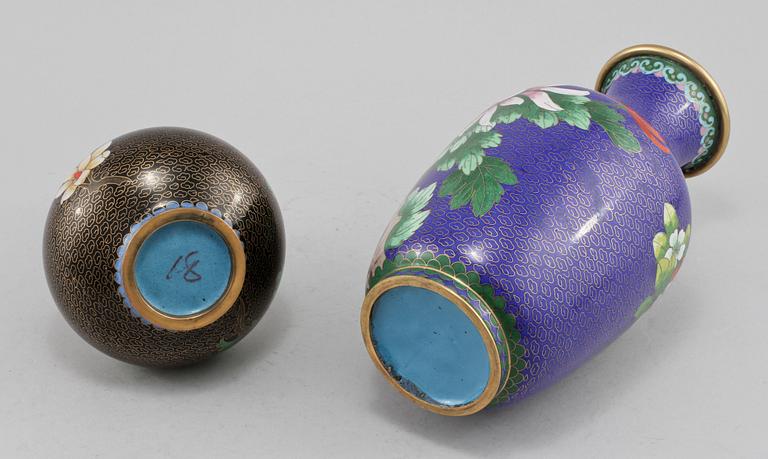 VASER, 2 st, cloisonné, 1900-talets andra hälft.