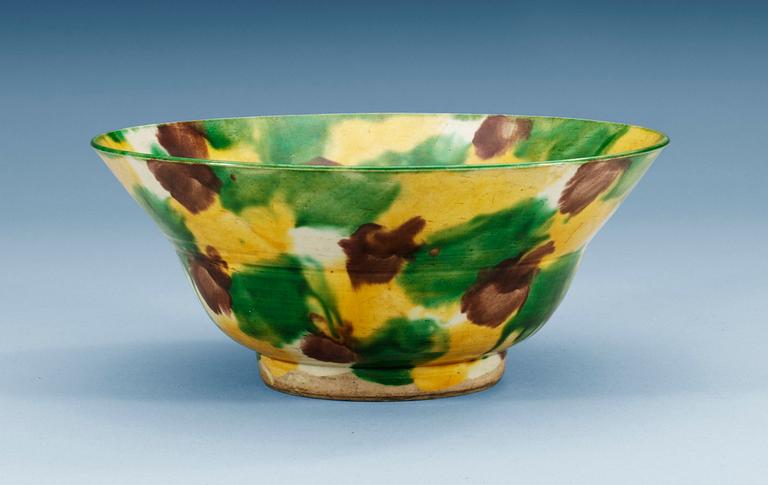 An egg and spinach bowl, Qing dynasty, Kangxi (1662-1722).