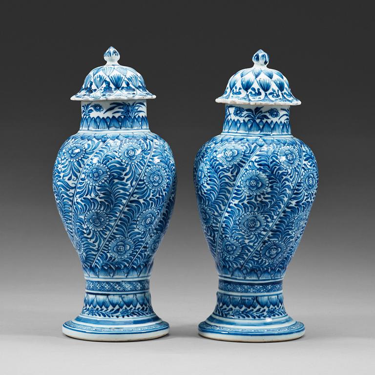 A pair of blue and white vases with cover, Qing dynasty, Kangxi period (1662-1722).