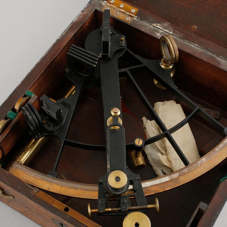 A brass SEXTANT, partly painted, with its box, from England somewhere in the 19th century.