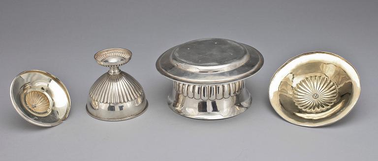 SKÅL samt SOCKERSKÅL, silver, bl a Johan Petter Grönvall, Stockholm. 1840 resp 1912. Total vikt: 861 gram.