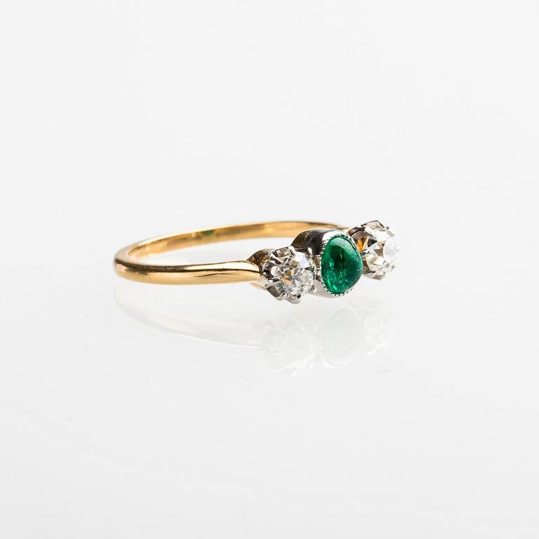 RING, 18 k guld med diamanter ca 0.40 ct samt cabochonslipad grön sten. Vikt ca 2,8 g.