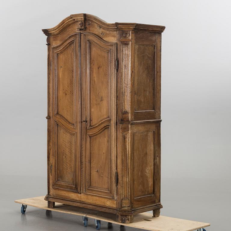 A CABINET/WARDROBE.