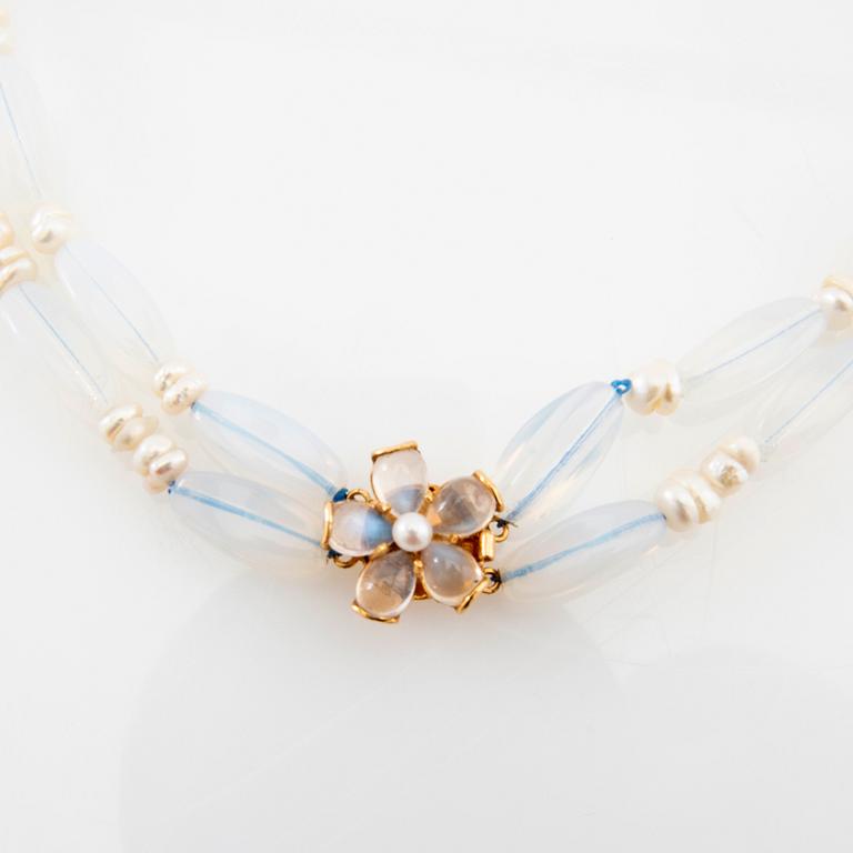 Heribert Engelbert, lås 18K guld och månstenar, halsband av odlade pärlor och glas.