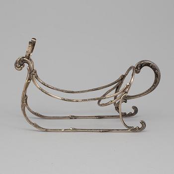 A PLATE BOTTLE STAND, 19th century.