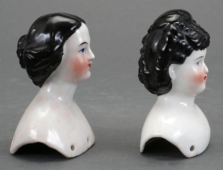 DOCKHUVUDEN, 2 st, porslin. 1800-talets andra hälft.