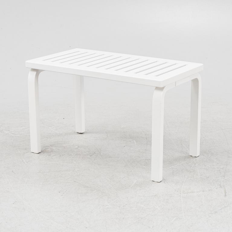 Alvar Aalto, bänk, modell 153 B,  Artek, daterad 2009.