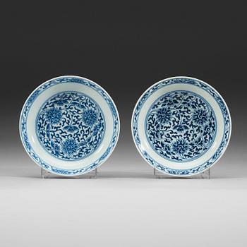 121. A pair of blue and white lotus dishes, Qing dynasty, 19th Century with Daoguangs seal mark and period.