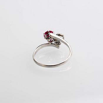 RING, 18 k vitguld med diamant ca 0.50 ct samt rubin ca 0.55ct. Lundström Göran, Piteå, 1939. Vikt ca 3,6 g.