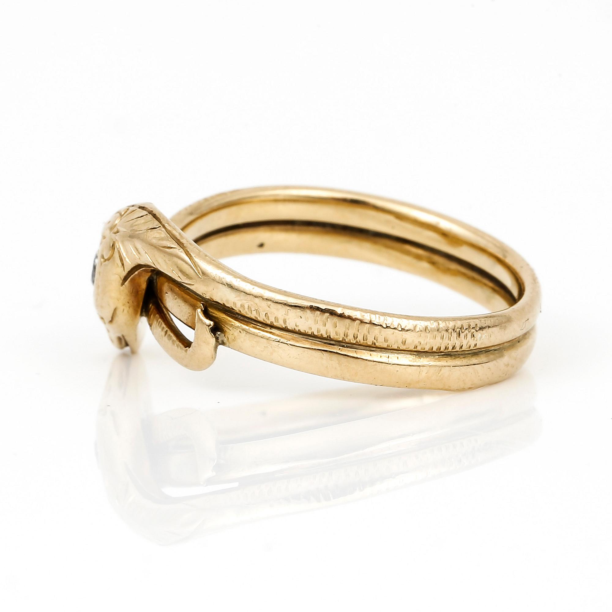 RING, 18K guld med briljantslipad diamanter ca 0,05 ct, troligen 1900-talets första hälft Vikt ca 5,67 g.