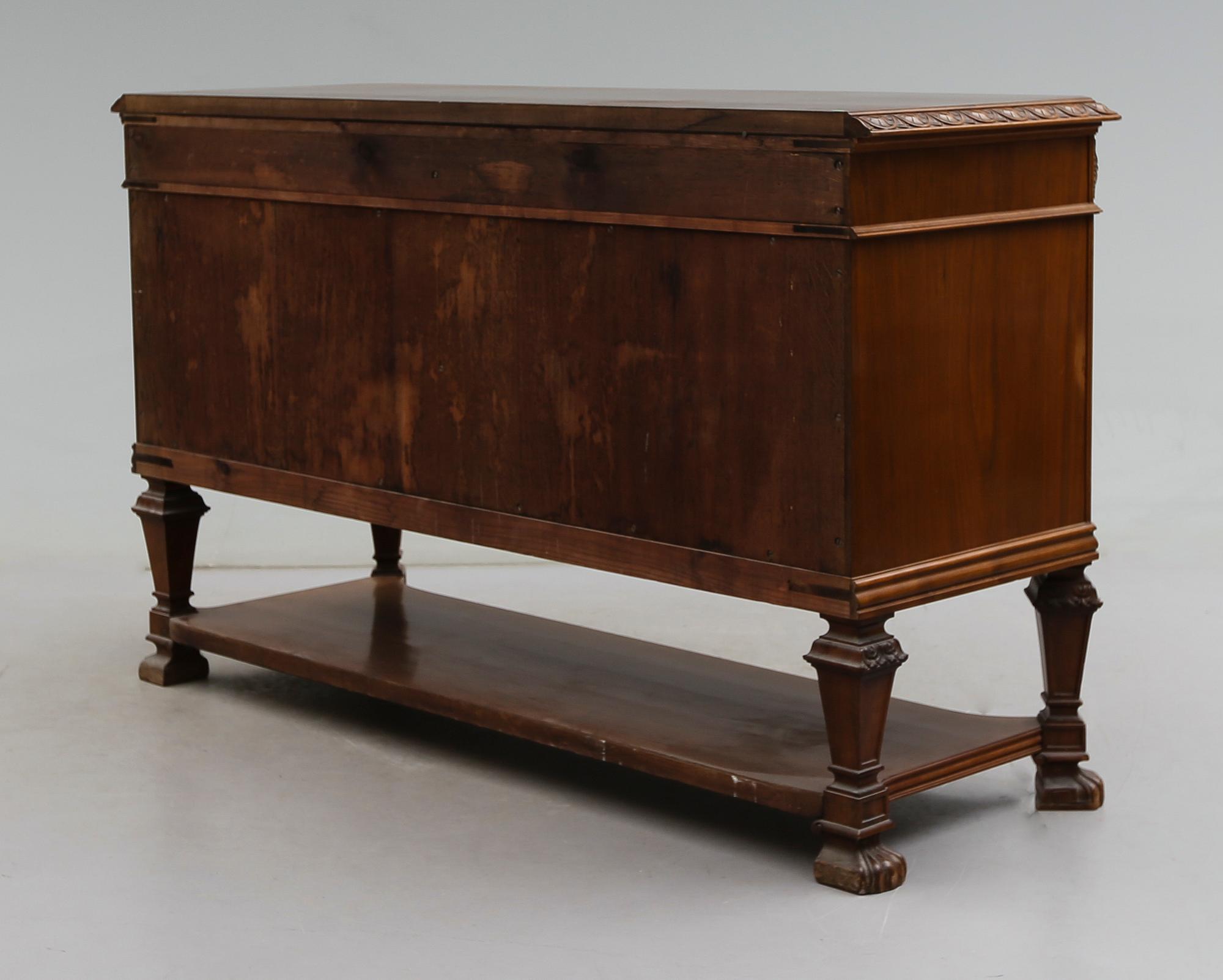 SIDEBOARD, Carl Johanssons Möbleringsaffär, Stockholm, 1900-talets första hälft.